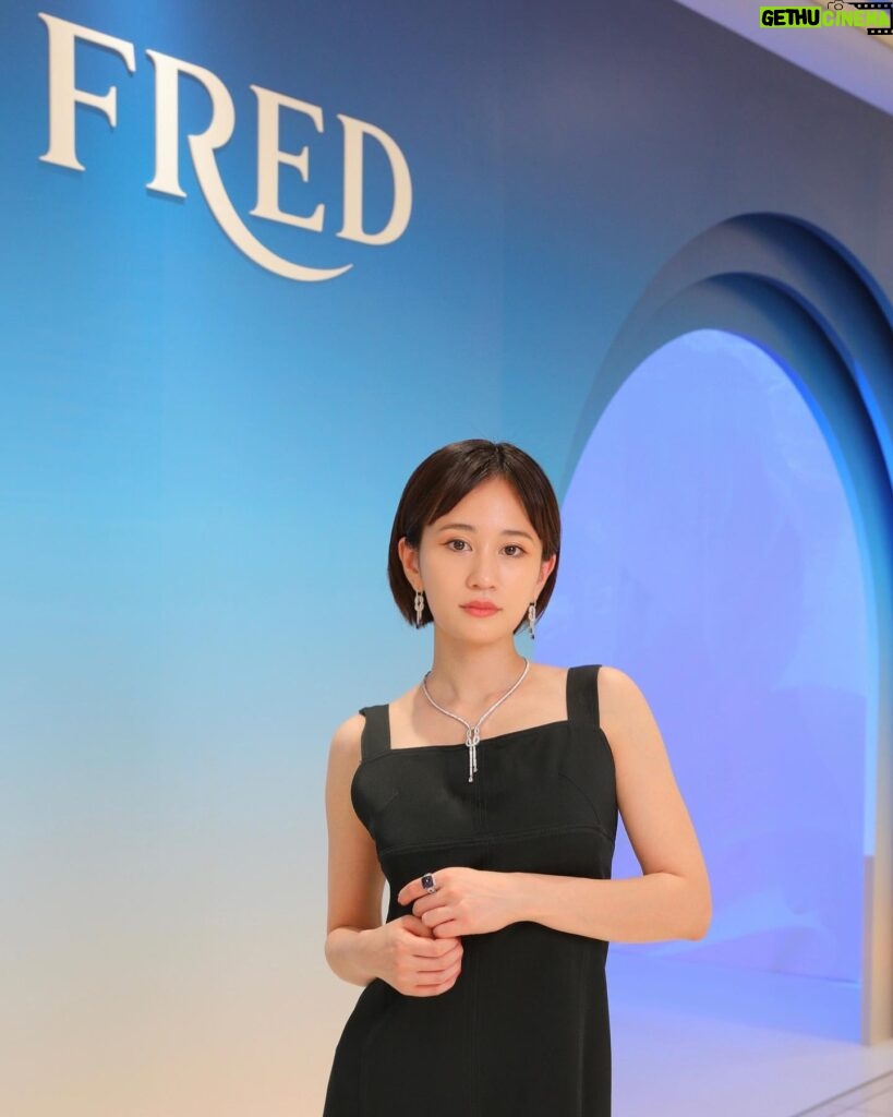 Atsuko Maeda Instagram - . .FRED “DIVE INTO THE BLUE”. @fredjewelry #FREDRiviera #FREDJewelry #FREDParis #LiveTheJoy #PR リヴィエラの海の中にいるようなデジタルインスタレーションがきれいな空間でブルーコレクションジュエリーも最高に輝いてました💍 新宿伊勢丹１階プロモーションで5月23日まで 開催中だよ🐬