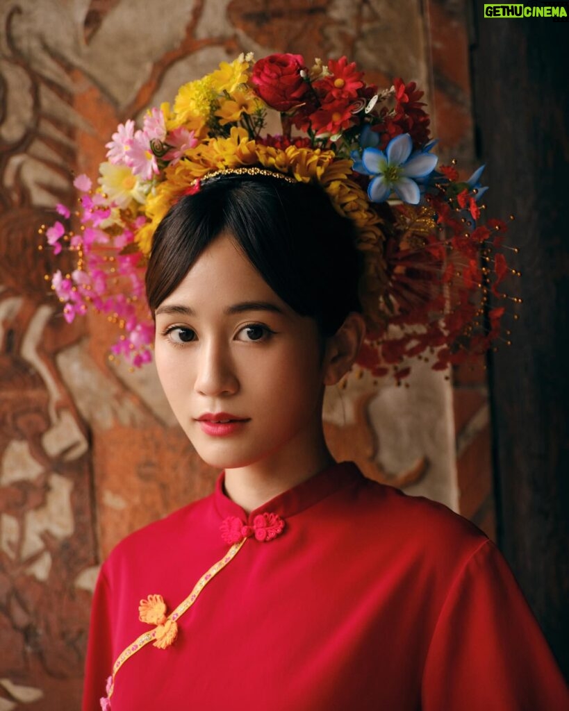 Atsuko Maeda Instagram - . 中国の泉州を訪れ、「簪花」という伝統的な風習に触れました💐💐 地元の人々は皆、「今生の簪花は、来世の美しさを約束する」と語っていました☺️素敵💓💓 #中国 #泉州 #前田敦子中国日記