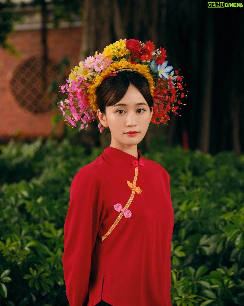 Atsuko Maeda Instagram - . 中国の泉州を訪れ、「簪花」という伝統的な風習に触れました💐💐 地元の人々は皆、「今生の簪花は、来世の美しさを約束する」と語っていました☺️素敵💓💓 #中国 #泉州 #前田敦子中国日記