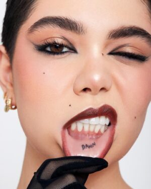Auli'i Cravalho Instagram - DAAAAMN @MeanGirls is out January 12th 2024 💕🔥 PYRO-LEZ HIVE RISE!!!! 😈🦄

*these images are retouched to the gods :) don’t compare yourself to plastics 😘

Team Credits: 
Photo: @dorianqd 
Hair: @888dre 
MUA: @makeupbyyukina 
Nail: @nails_by_rika 
Retouch: @idaretouching