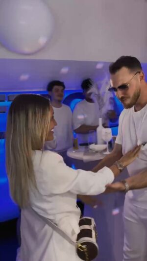 Aurélie Dotremont Instagram - 29 Dydys White birthday boat Party 🥂 

Pouvons nous clairement dire que nous avons fini sous l’eau ?! 

Merci à tout ceux qui on répondu présent ❤️

Merci @klvus.23 pour ce montage vidéo 
Merci @minimaliste_agency pour la déco 
Merci @boothix.be pour les photos 
Merci @theloftboatbrussels pour le lieu 

(Il n’y a rien dans tout ça de placement de produit tout a été payé que les choses soit clair)

Et puis la famille : 
Merci pour le gâteau @alix.raddas 
Merci pour les mignardises @brasseriedulacgenval 
Merci pour les petits sandwich @cecilerolot 

@dylangrenier06 joyeux anniversaire mon amour❤️
