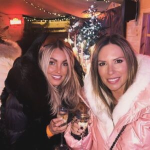 Aurélie Dotremont Instagram - Que ce début d’année vous donne tout ce que vous désirez jusqu’à la fin  mais surtout la santé 🥂