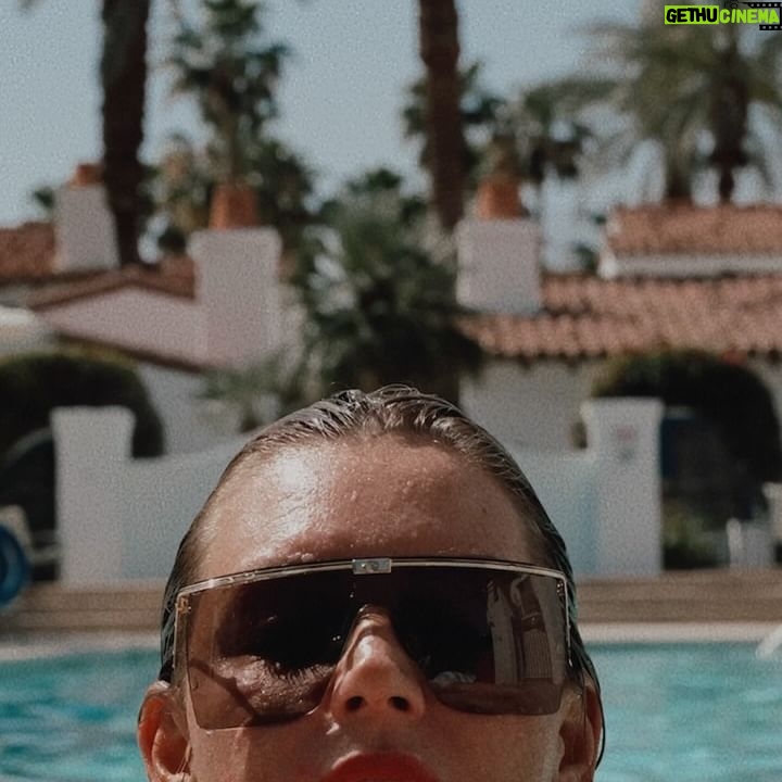 Aurélie Van Daelen Instagram - Fresh coke in hot Palm springs 🧊 (dernière vidéo c’est cadeau) 😅 @cocacolabelgium #publicité