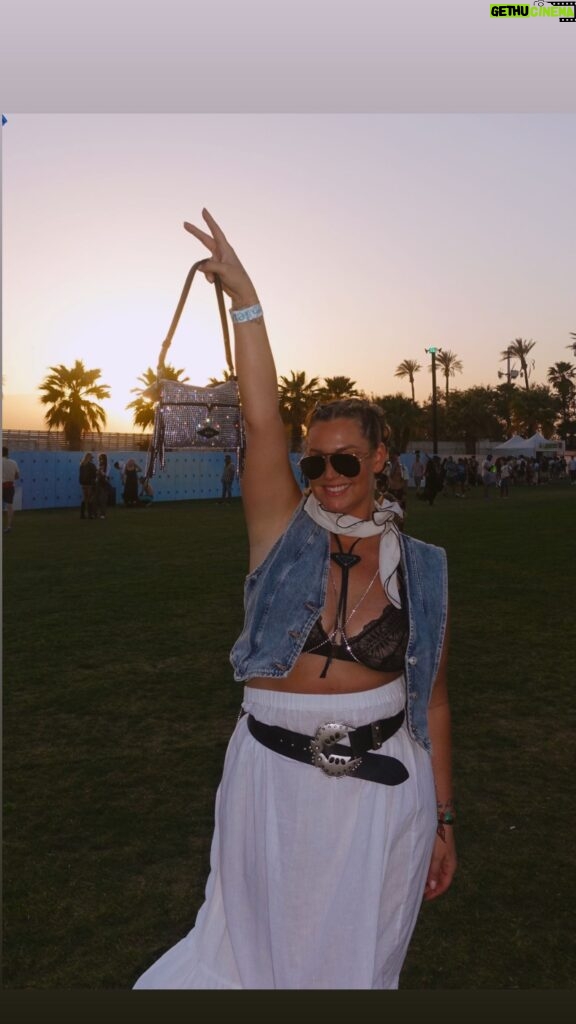 Aurélie Van Daelen Instagram - Résumé de 48h #coachella with @cocacolabelgium #invitée 🎡☀️🔥😈 See you next year 🩷