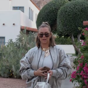 Aurélie Van Daelen Instagram - 🪩⚡️ Tout ce que j’aime dans cette série de 📸 
1 / Cette tenue de 🔥 @stellanovacopenhagen #publicité 
2/ this gurl got an attitude 😉
3/ je dors ici, vous avez vu la vue ? 
4/  je suis généreuse voici la réf : @yslbeauty LOVESHINE : 44 nude lavalliere
5/ ces cactus OMG 🌵je veux le même chez moi 
6/ Zoom sur la tenue (pcq je l’aime trop) et vous ? on en parle de ce qu’Amandine dit ?! 🤣
7/ j’ai 289 photos de vue dans ma pellicule 😏
8/ la photo en question 
9/ un petit selfie of course c’est la baaase
