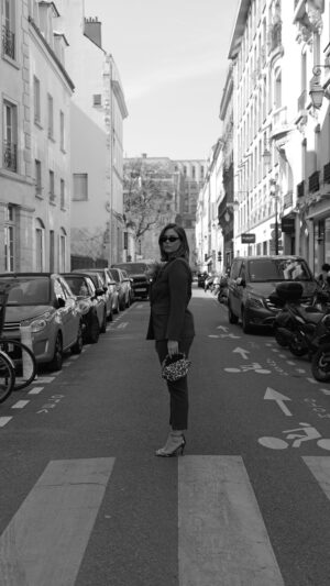 Aurélie Van Daelen Instagram - #publicite Me and my Elegante @marina.rinaldi suit in Paris 💙
Collaboration commerciale @marina.rinaldi 
#MarinaRinaldiSS24