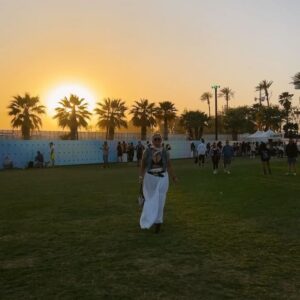 Aurélie Van Daelen Instagram - This baddie loves #coachella 🎡🌵🏜️🌴
Invited by @cocacolabelgium ❤️ #publicité