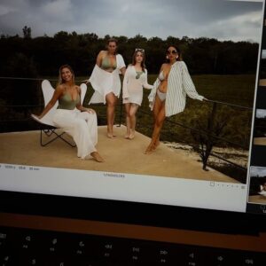 Aurélie Van Daelen Instagram - @etam shooting trip album 🙃 
>> -20% sur le site avec le code « AURELIEXETAM » 
(Disponible en Belgique jusqu’au 15/5) #publicité
Combien sur 10 pour ma danse en pyj ? 😂