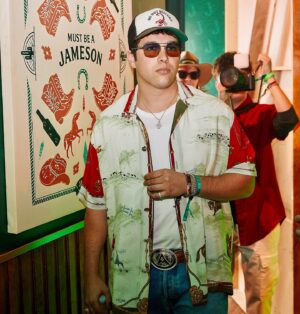 Austin Mahone Instagram - Came to sing, stayed to watch @postmalone 🤘Thank you @jamesonus @stagecoach 🔥