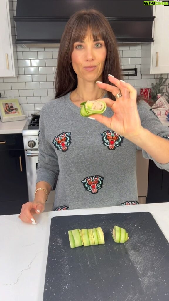 Autumn Calabrese Instagram - MUST TRY!!!! 5 min meal 🍣 One of my favorite go-to lunches that’s fast & easy. Spicy tuna cucumber roll Ingredients: 1 seedless cucumber 1 can chunk light tuna in water 1 tbsp olive oil mayo 2 tsps Sriracha Salt to taste Directions: Used a vegetable peeler to cut long cucumber strips. Lay on a cutting board & overlap them, then pat dry with a paper towel. Mix mayo & sriracha together, spread onto cucumbers. Top with tuna and add a little more of your spicy mayo mixture. Roll right, slice into pieces & enjoy! 😋 #goodmoodfood #healthyrecipes