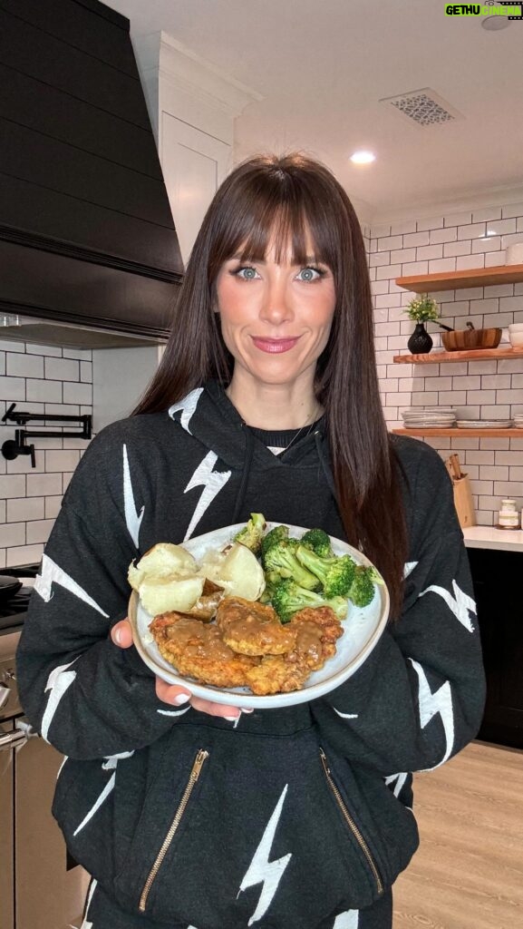 Autumn Calabrese Instagram - Country Fried Chicken, it’s what’s for dinner 😋 Gut Protocol & Portion Fix approved. This recipe is from the 4 Week Gut Protocol cook book. I paired it with a backed potato 🥔 & broccoli 🥦 Packed with flavor, protein & fiber perfect for supporting my gut & hormone health. #goodmoodfood #dinnerideas #guthealth