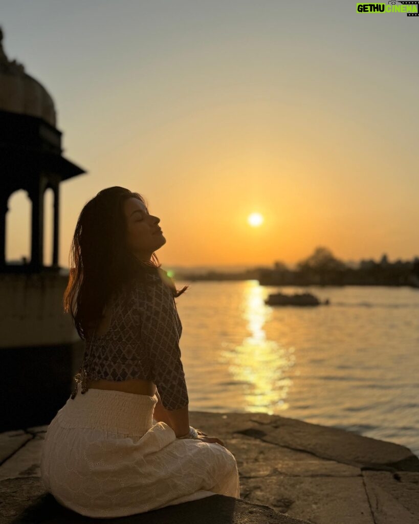 Avneet Kaur Instagram - 😍🌅 #candids