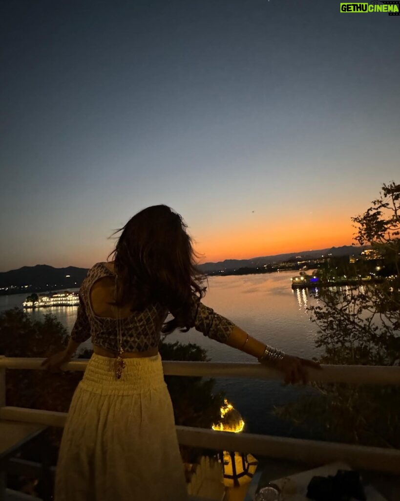 Avneet Kaur Instagram - 😍🌅 #candids