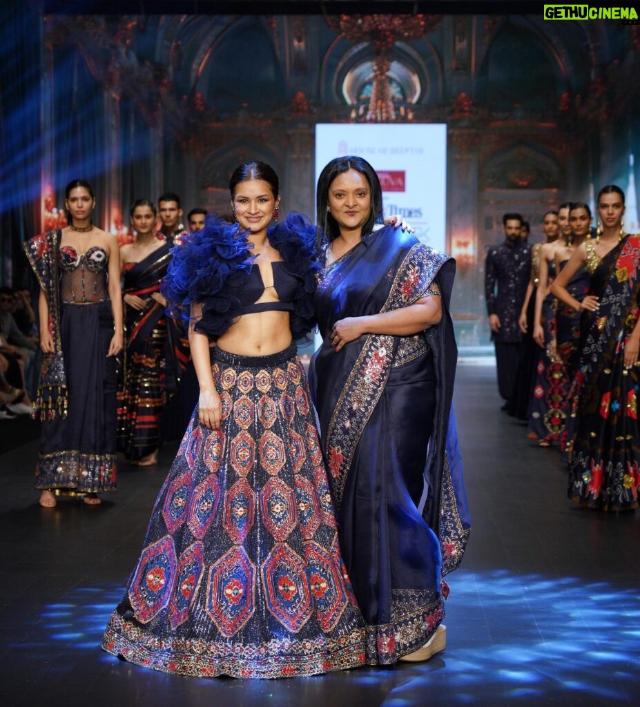 Avneet Kaur Instagram - My first time ever walking the ramp. Thank you @timesfashionweek for such an exhilarating experience ❤️ #showstopper for @houseofdeepthi ✨ MUAH @sonicsmakeup @hairbyradhika @houseofdeepthi @timesfashionweek @Timesfashionweek