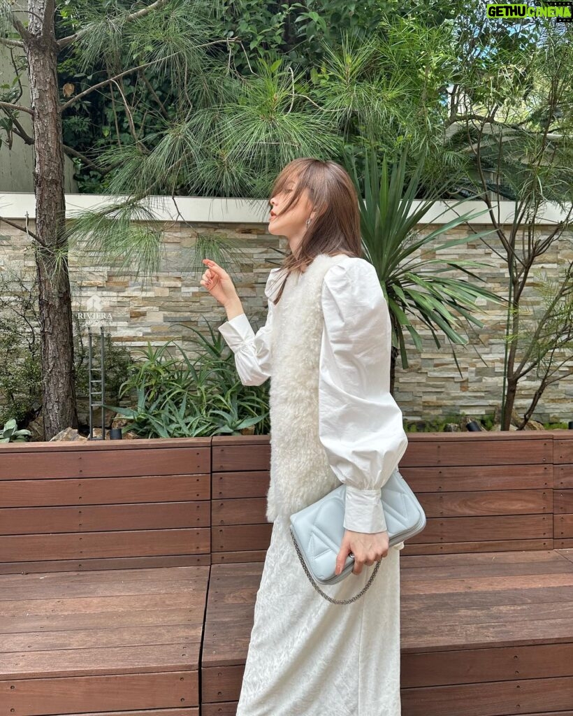Aya Asahina Instagram - . . 一足先に秋服をgetしました💓 . ファーベストが絶妙な甘さで可愛くて、 全身ホワイトコーデにしてみました🫶 . たまに着たくなる甘めな雰囲気、最高だよね🥰 . #ANAYI #アナイ #pr @anayi_official