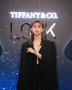 Aya Asahina Instagram - .
.
2月1日より新作ブレスレット
「Tiffany Lock」のローンチを祝して、
2月1日から14日まで期間限定で
ポップアップストアが六本木ヒルズ
大屋根プラザにてオープンします🫶
.
「Tiffany Lock」は、 
“ルールはない。すべての人へ”という精神で作られた、
ジェンダーレスなコレクション♥️
.
とても輝かしく素敵なジュエリーでした。
.
@tiffanyandco 
#TiffanyLock #TiffanyLock_Roppongi