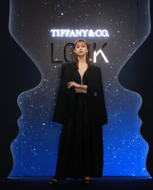 Aya Asahina Instagram - .
.
2月1日より新作ブレスレット
「Tiffany Lock」のローンチを祝して、
2月1日から14日まで期間限定で
ポップアップストアが六本木ヒルズ
大屋根プラザにてオープンします🫶
.
「Tiffany Lock」は、 
“ルールはない。すべての人へ”という精神で作られた、
ジェンダーレスなコレクション♥️
.
とても輝かしく素敵なジュエリーでした。
.
@tiffanyandco 
#TiffanyLock #TiffanyLock_Roppongi