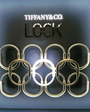Aya Asahina Instagram - .
.
2月1日より新作ブレスレット
「Tiffany Lock」のローンチを祝して、
2月1日から14日まで期間限定で
ポップアップストアが六本木ヒルズ
大屋根プラザにてオープンします🫶
.
「Tiffany Lock」は、 
“ルールはない。すべての人へ”という精神で作られた、
ジェンダーレスなコレクション♥️
.
とても輝かしく素敵なジュエリーでした。
.
@tiffanyandco 
#TiffanyLock #TiffanyLock_Roppongi