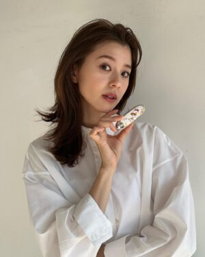 Aya Asahina Instagram - .
.
GUERLAIN  ROUGE G CHERRY BLOSSOM
.
2月1日に発売される
ルージュ ジェ チェリー ブロッサムは、
桜のやわらかく繊細な美しさにインスパイアされ
生み出した新色で限定デザイン💓
とても華やかで持っていると気分が上がります！＾＾
 .
@guerlain 
#ゲラン #ルージュジェ #チェリーブロッサム　
 .