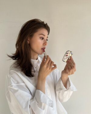 Aya Asahina Instagram - .
.
GUERLAIN  ROUGE G CHERRY BLOSSOM
.
2月1日に発売される
ルージュ ジェ チェリー ブロッサムは、
桜のやわらかく繊細な美しさにインスパイアされ
生み出した新色で限定デザイン💓
とても華やかで持っていると気分が上がります！＾＾
 .
@guerlain 
#ゲラン #ルージュジェ #チェリーブロッサム　
 .