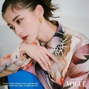 Aya Asahina Instagram - .
.

@voguejapan  x @paulsmithjapan 
Photo: @kodaiphoto 
Styling: @shizuka_yoshida_ 
Hair and Makeup: @rieshiraishi1220 
Prop Stylist: @takashi_imayoshi 
.
.