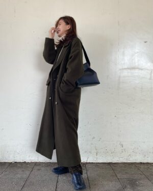 Aya Asahina Instagram - .
久しぶりに私服⭐️
.
長時間歩く時は、HOKAに限る。
本当に楽すぎる。🫶
.
BONDAIの形もすきだけど、
こっちは雨の日にいいなー。💓
.
coat / @sacraofficial 
sweat / @anatomica_tokyo_aoyama 
pants / @auralee_tokyo 
shoes / @hoka @hoka_japan 
bag / @fendi 
.
.
