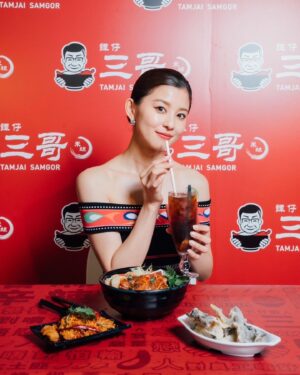 Aya Asahina Instagram - .
.
昨日は香港タムジャイサムゴーのマイシン店で、
新商品の発表イベントに参加しました！♥️

凄く美味しかったです！🥰
今までは麻辣スープ派だった私ですが、
今後は新商品の
「サムゴー水煮ソフトシェルクラブミーシェン」を頼む事になりそう！
ほんとにほんとに美味しかった💓
.
気になる方はぜひ食べてみてね🥰

昨天我參加了香港譚仔三哥新產品發佈會♥️
.
非常美味！🥰
至今為止是麻辣湯派的我
以後好可能會轉投全新的「三哥水煮湯軟殻蟹米線」！
真的真的很好味💓
.
有興趣的朋友記住要試試看啊🥰
.
.
@tamjai_samgor
#譚仔三哥 #香麻辛辣
.
.
衣装
dress @emiliopucci 
shoes @sergiorossi 
.
.