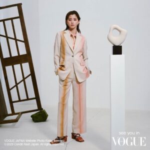 Aya Asahina Instagram - .
.

@voguejapan  x @paulsmithjapan 
Photo: @kodaiphoto 
Styling: @shizuka_yoshida_ 
Hair and Makeup: @rieshiraishi1220 
Prop Stylist: @takashi_imayoshi 
.
.