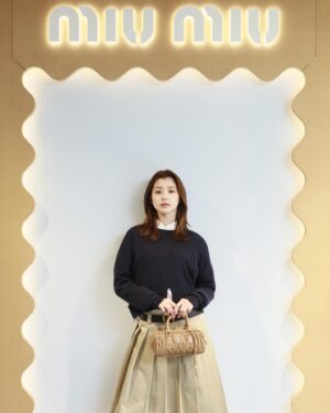 Aya Asahina Instagram - .
.
Miu Miu 「MIU FRAME」🖤
.
デザイナーのミウッチャ プラダが表現する女性像は
自由で強く、意志があり、自立した女性が特徴だそう🤍
.
バックをはじめ洋服やローファー小物まで、
ベーシックなアイテムが多く、
とても可愛かった🖤
.
期間は1/25～2/7まで、
伊勢丹新宿店本館1階 ザ・ステージにて、
2023年春夏コレクションの新作を取り揃えた
ポップアップストアがオープンされます。🫶
.
@miumiu 
#MiuMiu #MiuFrame