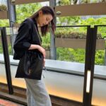 Aya Asahina Instagram – .
.
ジェイミーシリーズから、
新しく登場するポションタイプの
「JAMIE 4.3」アイコニックなステッチや
カサンドラロゴなどのデザインは
そのままの巾着型バック🖤
.
日常使いに最適。
.
.
@ysl
.
#YSL #サンローラン #JAMIE 
#PR