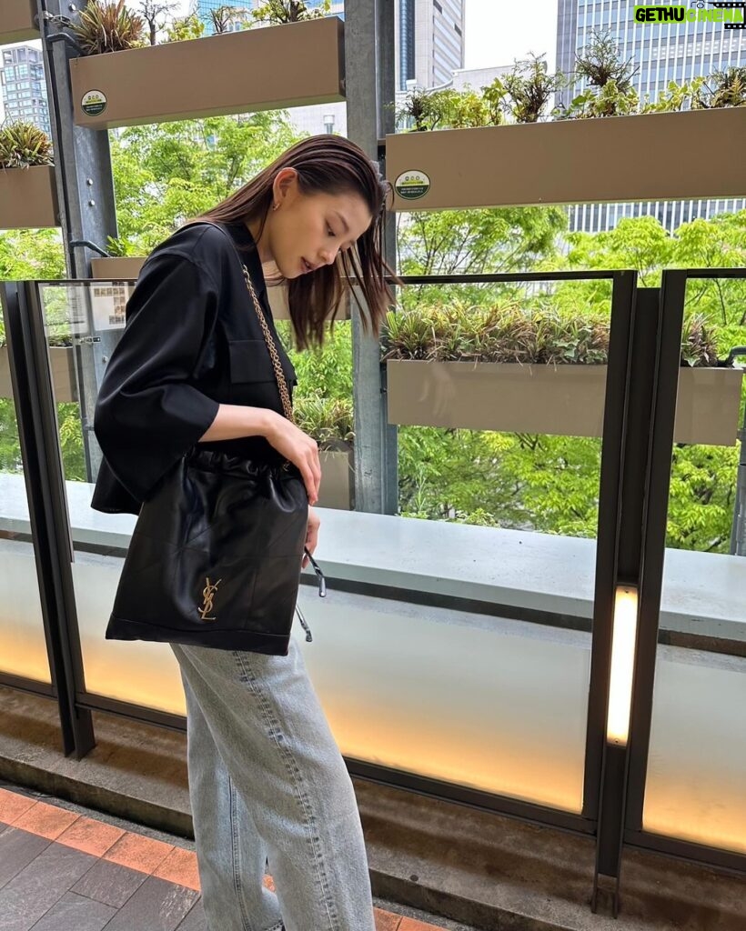 Aya Asahina Instagram - . . ジェイミーシリーズから、 新しく登場するポションタイプの 「JAMIE 4.3」アイコニックなステッチや カサンドラロゴなどのデザインは そのままの巾着型バック🖤 . 日常使いに最適。 . . @ysl . #YSL #サンローラン #JAMIE #PR