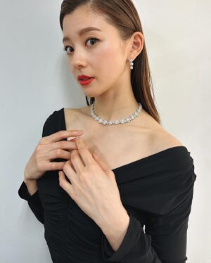 Aya Asahina Instagram - .
.
昨日の舞台挨拶の衣装🖤
.
jewelry @harrywinston 
dress  @numeroventuno 
shoes  @gianvitorossi 
.
.