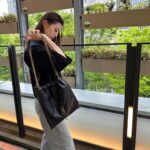 Aya Asahina Instagram – .
.
ジェイミーシリーズから、
新しく登場するポションタイプの
「JAMIE 4.3」アイコニックなステッチや
カサンドラロゴなどのデザインは
そのままの巾着型バック🖤
.
日常使いに最適。
.
.
@ysl
.
#YSL #サンローラン #JAMIE 
#PR