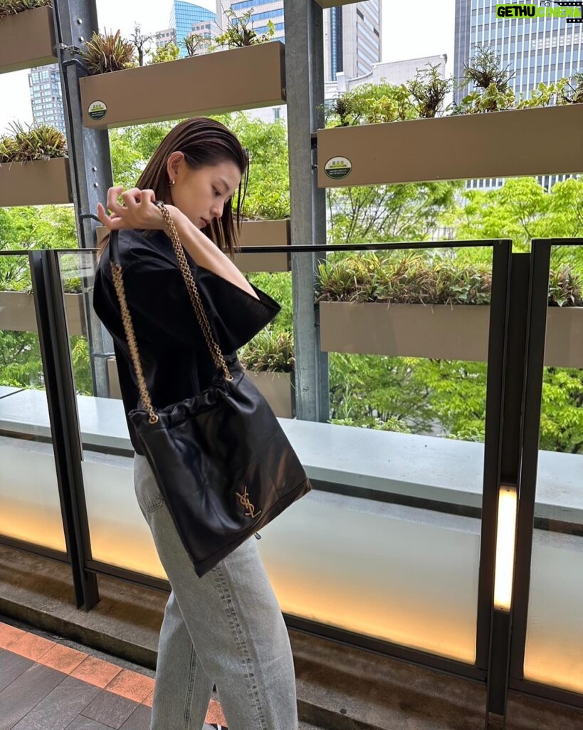 Aya Asahina Instagram - . . ジェイミーシリーズから、 新しく登場するポションタイプの 「JAMIE 4.3」アイコニックなステッチや カサンドラロゴなどのデザインは そのままの巾着型バック🖤 . 日常使いに最適。 . . @ysl . #YSL #サンローラン #JAMIE #PR