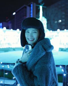 Aya Omasa Instagram - 今更感たっぷりの極寒北海道☃️旅行のお写真❄️🩵 とっても寒かったけれど北海道で食べるアイスが美味しすぎて毎回食べます🍦✨ 北海道旅行おすすめありますか〜とよく聞かれますが、 ジンギスカン、海鮮、ラーメン、ソフトクリームは必ずたべて帰って〜 早くまた北海道に行きたい☃️❄️