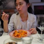 Aya Omasa Instagram - ローマからベネチアの1週間の撮影で私は何度パスタを食べたのでしょう🍝🫠 今回の撮影のために二ヶ月くらい身体を絞っていたのですが、、着いてからの爆発で帰ってまた気合いを入れ直さなければ🫠 でも、、幸せでした🧡🇮🇹🍝 ご飯が美味しいのが1番！ #パスタ三昧