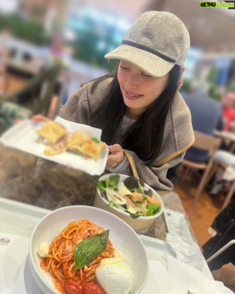 Aya Omasa Instagram - ローマからベネチアの1週間の撮影で私は何度パスタを食べたのでしょう🍝🫠 今回の撮影のために二ヶ月くらい身体を絞っていたのですが、、着いてからの爆発で帰ってまた気合いを入れ直さなければ🫠 でも、、幸せでした🧡🇮🇹🍝 ご飯が美味しいのが1番！ #パスタ三昧