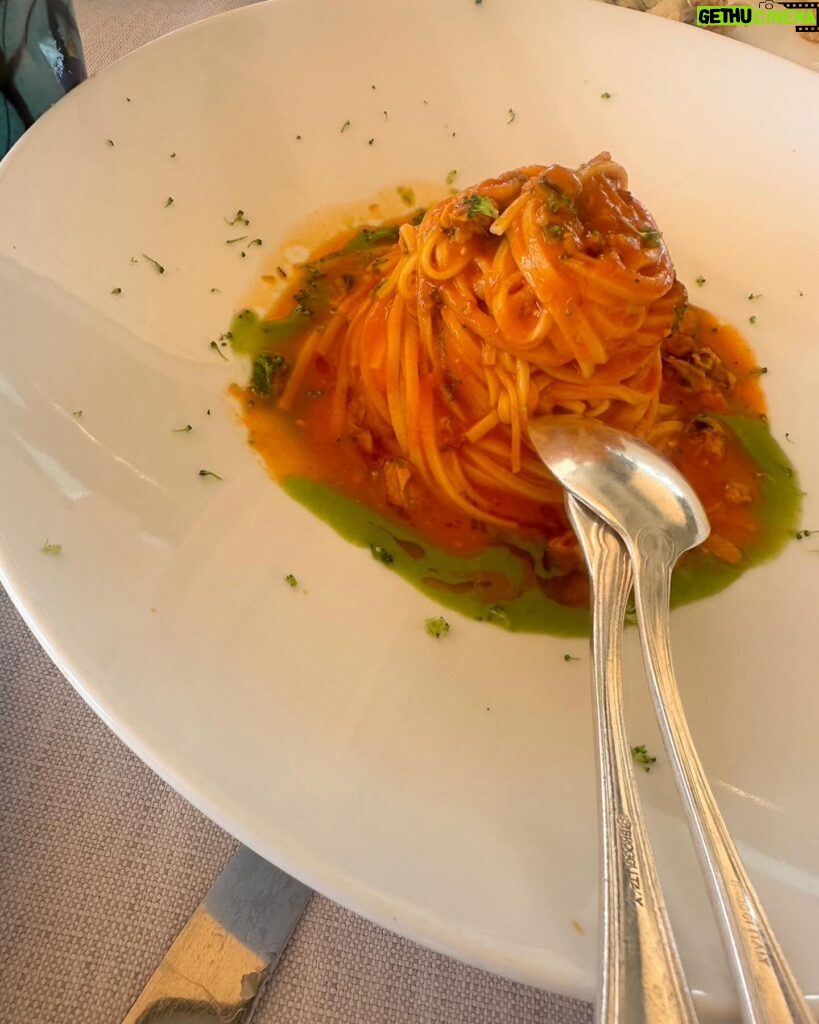 Aya Omasa Instagram - ローマからベネチアの1週間の撮影で私は何度パスタを食べたのでしょう🍝🫠 今回の撮影のために二ヶ月くらい身体を絞っていたのですが、、着いてからの爆発で帰ってまた気合いを入れ直さなければ🫠 でも、、幸せでした🧡🇮🇹🍝 ご飯が美味しいのが1番！ #パスタ三昧