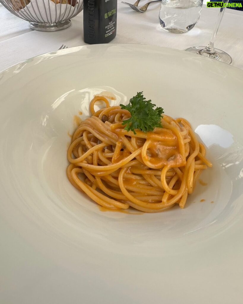 Aya Omasa Instagram - ローマからベネチアの1週間の撮影で私は何度パスタを食べたのでしょう🍝🫠 今回の撮影のために二ヶ月くらい身体を絞っていたのですが、、着いてからの爆発で帰ってまた気合いを入れ直さなければ🫠 でも、、幸せでした🧡🇮🇹🍝 ご飯が美味しいのが1番！ #パスタ三昧