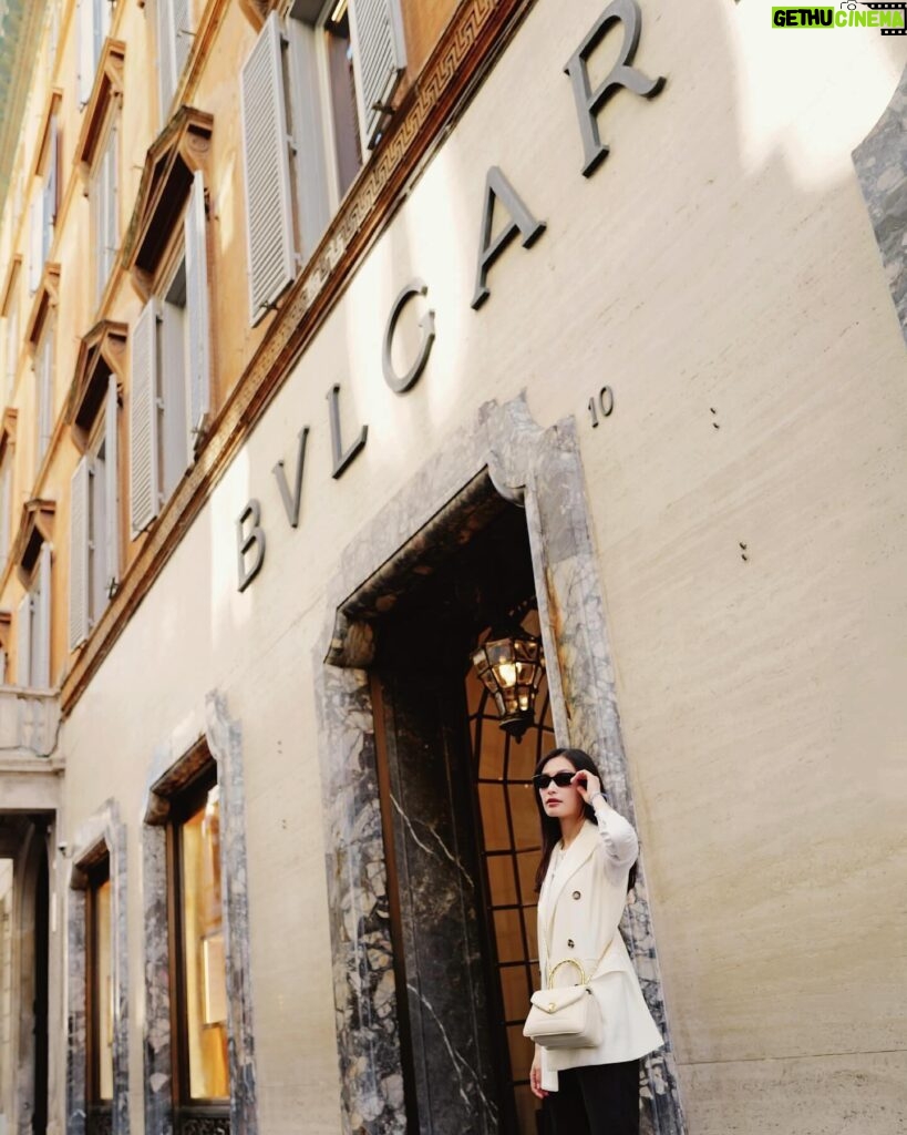 Aya Omasa Instagram - ローマ、ベネチアに Preciousの撮影で行ってきました！ 1週間天気にも恵まれ、素晴らしい撮影が出来ました🌅🧡 ローマでは念願の @bulgari 本店にも！ そして、去年できたばかりの #BulgariHotelRoma にも宿泊することができ、どこを切り取っても美しい店内、お部屋で写真を撮りすぎてしまいました🤭 少しイタリア撮影のお写真続きますがお付き合いくださいませ！