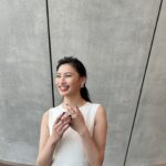 Aya Omasa Instagram - 東京・国立新美術館で開催されたAkrisの2024年秋冬コレクションのショーに😌✨ 素材感が上品でワントーンルックがとても印象的でした🤍 今日の着用したフリンジのドレスも美しくお気に入り🤍 @akrisofficial #Akris #アクリス #AkrisFall24 #PR