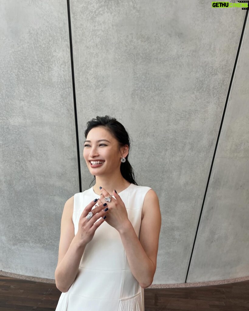 Aya Omasa Instagram - 東京・国立新美術館で開催されたAkrisの2024年秋冬コレクションのショーに😌✨ 素材感が上品でワントーンルックがとても印象的でした🤍 今日の着用したフリンジのドレスも美しくお気に入り🤍 @akrisofficial #Akris #アクリス #AkrisFall24 #PR