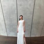 Aya Omasa Instagram – 東京・国立新美術館で開催されたAkrisの2024年秋冬コレクションのショーに😌✨

素材感が上品でワントーンルックがとても印象的でした🤍

今日の着用したフリンジのドレスも美しくお気に入り🤍

@akrisofficial 
#Akris #アクリス #AkrisFall24 #PR