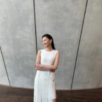 Aya Omasa Instagram - 東京・国立新美術館で開催されたAkrisの2024年秋冬コレクションのショーに😌✨ 素材感が上品でワントーンルックがとても印象的でした🤍 今日の着用したフリンジのドレスも美しくお気に入り🤍 @akrisofficial #Akris #アクリス #AkrisFall24 #PR