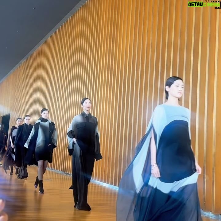 Aya Omasa Instagram - 東京・国立新美術館で開催されたAkrisの2024年秋冬コレクションのショーに😌✨ 素材感が上品でワントーンルックがとても印象的でした🤍 今日の着用したフリンジのドレスも美しくお気に入り🤍 @akrisofficial #Akris #アクリス #AkrisFall24 #PR