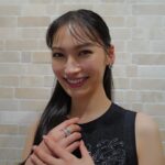 Aya Omasa Instagram - 生きとし生けるもの 本日夜8時から放送です！ 昨日は会見があり、皆さんの撮影時のエピソードや思いを聞き胸が熱くなりました。 GW最終日 🏠で是非！ そして、テレビ東京と言えば 長年お世話になったどうぶつピース のぴーすが応援にかけつけてくれました😭✨ 昨日の衣装は dress #BrunelloCucinelli jewelry #bvlgari