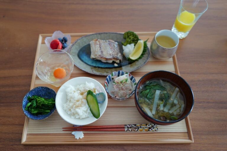 Aya Omasa Instagram - #絢ご飯 おはようございます☀ 今日からまた寒くなるみたいですね。みなさん気温差に気をつけて昨日よりも暖かい格好して下さいね☺️ 寒い日は特に欠かせないお味噌汁を飲んで🍲✨みなさんのお味噌汁の好きな具材はなんですか？🤔