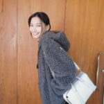Aya Omasa Instagram - #今日の絢服 🩶🤍🩶 coat #nave bag #fendi sneaker #toryburch bustier #esteta jewelry #blvgari #pr