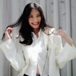 Aya Omasa Instagram - #今日の絢服 🤍☁️🥼✨ GWに入っている方も多いのかな〜？🤔 jacket #mm6 shirt #nave skirt #amerivintage bag #valentino