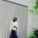 Aya Omasa Instagram - #今日の絢服 🤍☁️🥼✨ GWに入っている方も多いのかな〜？🤔 jacket #mm6 shirt #nave skirt #amerivintage bag #valentino
